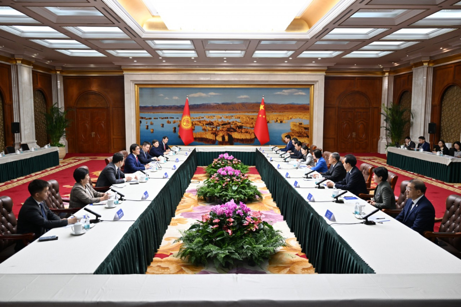 Кыргызстан ввел безвизовый режим для туристических групп из Китая