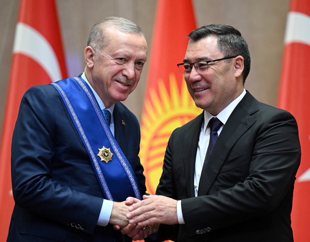 Садыр Жапаров вручил президенту Реджепу Тайипу Эрдогану орден «Манас» I степени