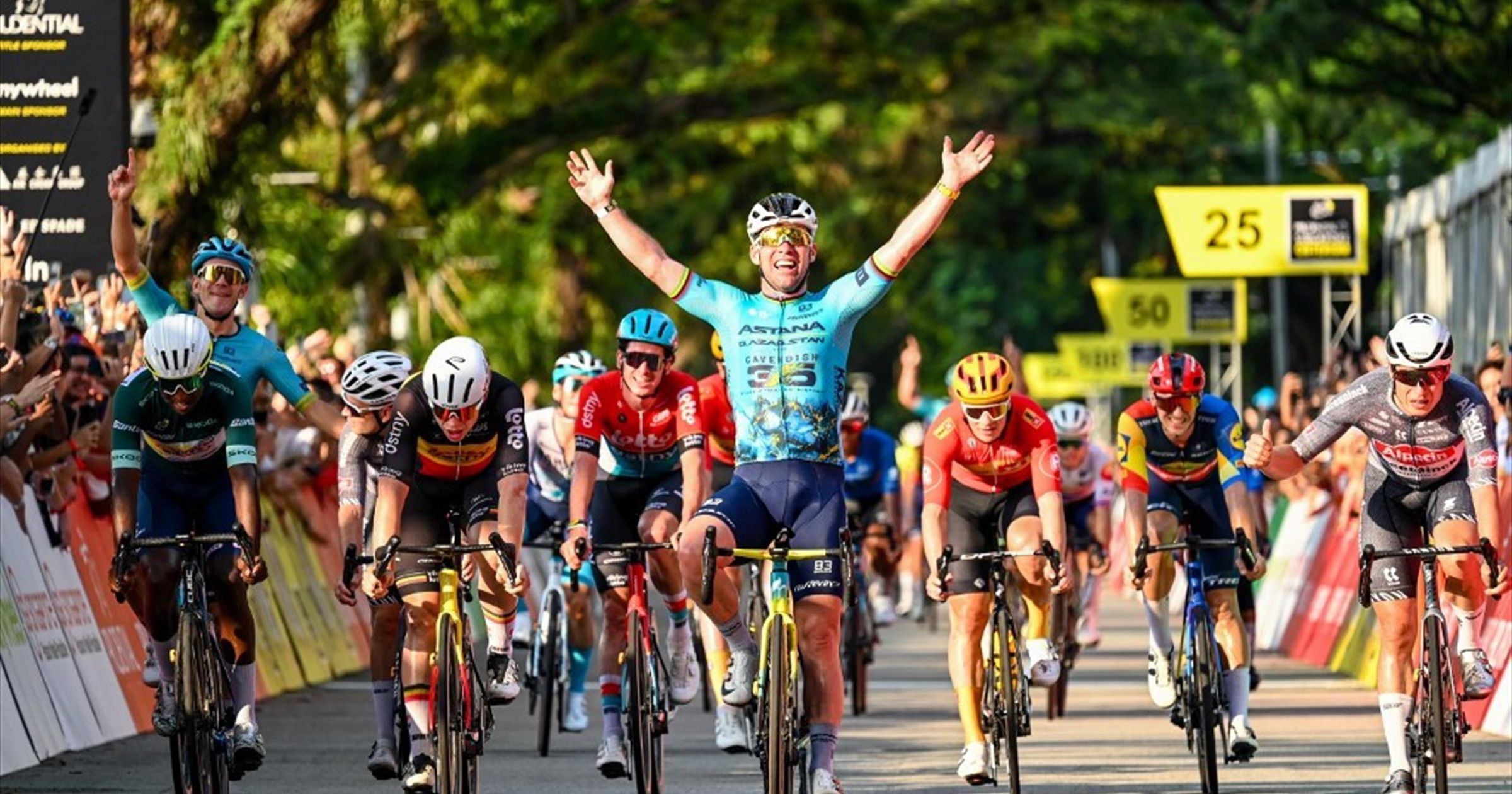 Велосипедист команды Astana Qazaqstan Марк Кавендиш завершил карьеру победой в Сингапуре
