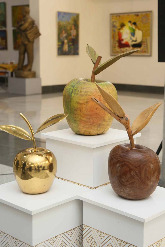 Babasarı Annamuradov, Türkmen Kadınlarına Adadığı Kişisel Sergisini Açtı